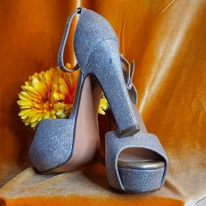 Womens Beautiful Gold Shiny Size 6 Platform Heels